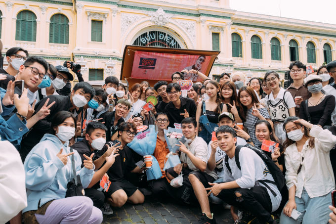 Rhymastic diễn liveband trước Bưu điện Sài Gòn, SpaceSpeakers đổ bộ bất ngờ khiến khán giả tròn mắt