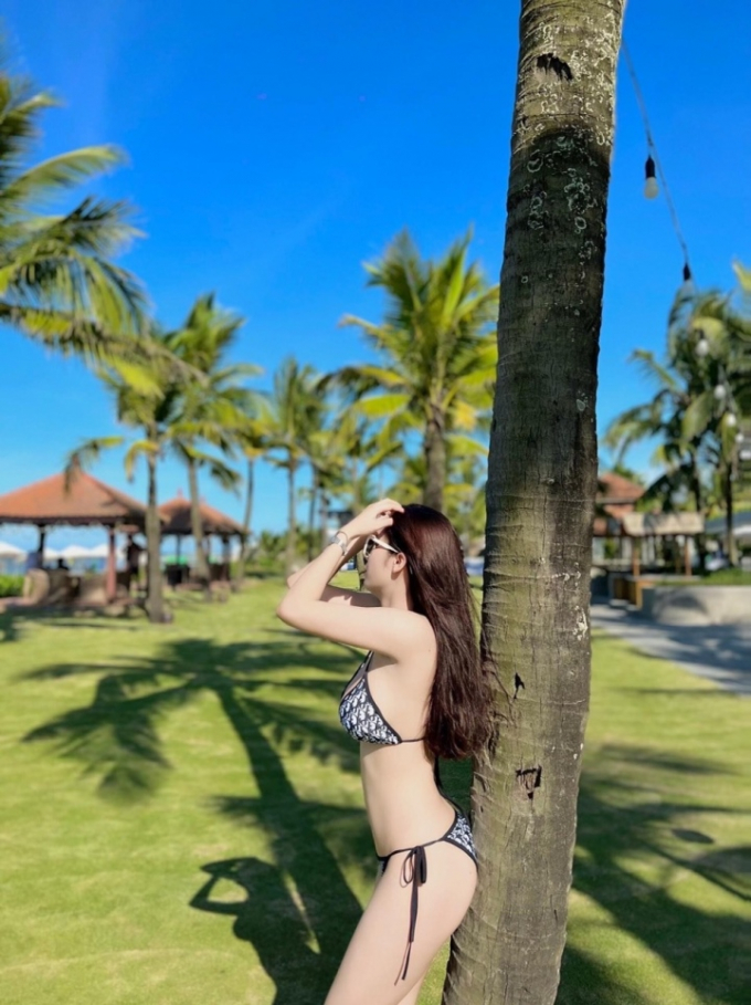 Nữ cầu thủ Việt Nam tung bộ ảnh bikini, khoe vòng 1 căng tròn