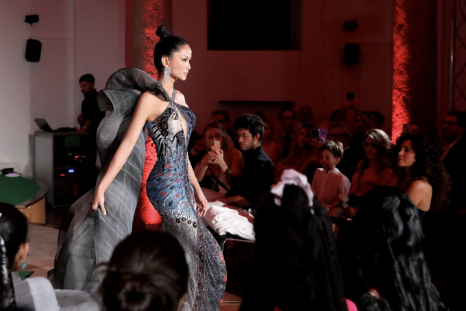 Diễn Vedette tại Milan Fashion Week, HHen Niê diện áo dài dự sự kiện quan trọng của Đại sứ quán Việt Nam