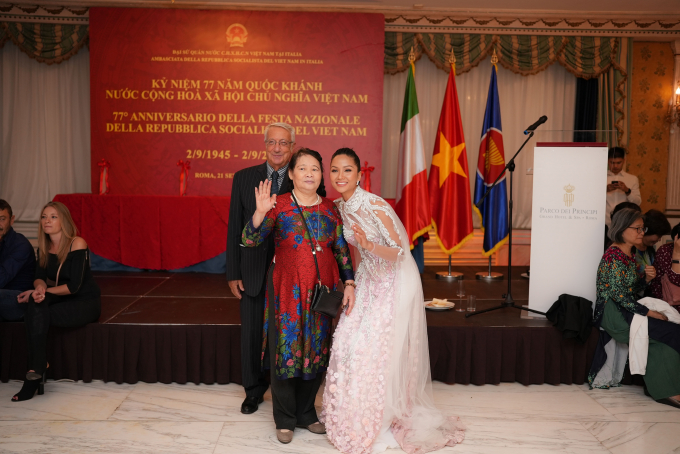 Diễn Vedette tại Milan Fashion Week, HHen Niê diện áo dài dự sự kiện quan trọng của Đại sứ quán Việt Nam