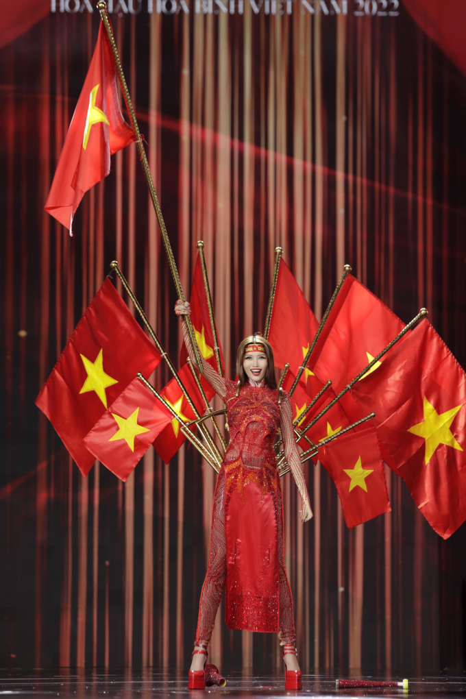 Miss Grand Vietnam 2022: Chế Nguyễn Quỳnh Châu kết show đầy hào hùng, Miss Ba Đình Bích Diệp hóa Thánh Gióng