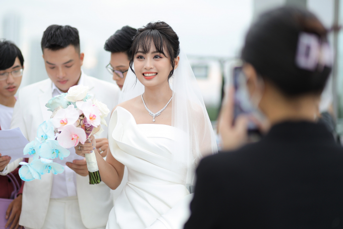 “Bóng hồng Esport” Minh Nghi bật khóc trong ngày cưới Bomman: “Hà Nội còn không xa kể từ khi yêu anh”