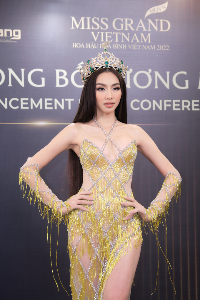 Á hậu Ngọc Thảo khoe võng lưng quyến rũ tại họp báo công bố vương miện Miss Grand Vietnam