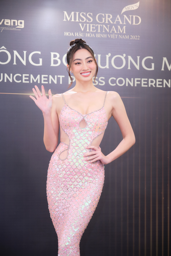 Á hậu Ngọc Thảo khoe võng lưng quyến rũ tại họp báo công bố vương miện Miss Grand Vietnam