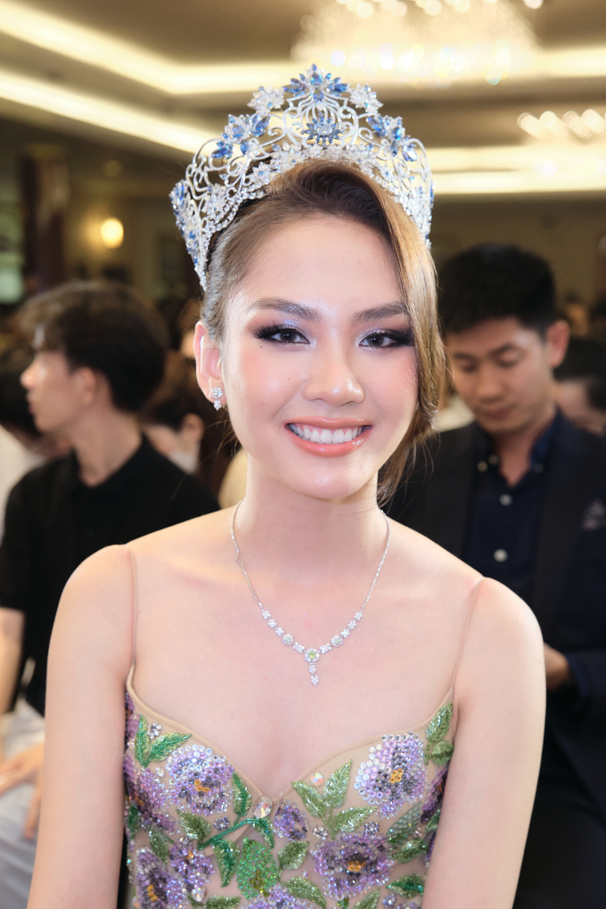 Á hậu Ngọc Thảo khoe võng lưng quyến rũ tại họp báo công bố vương miện Miss Grand Vietnam