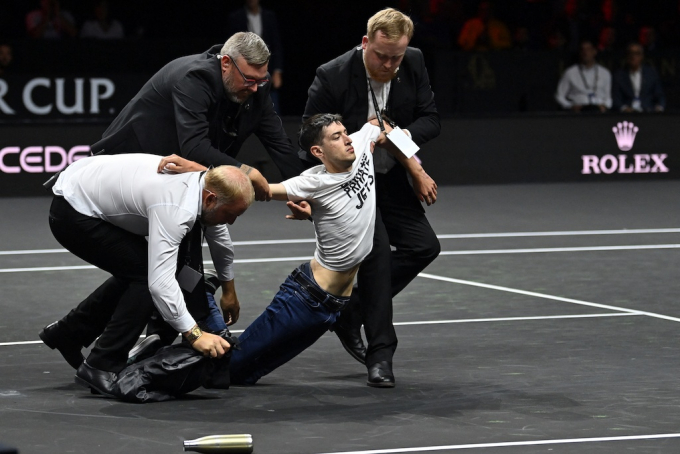 Quần vợt thế giới chấn động vụ tự thiêu trên sân trước trận chia tay Federer
