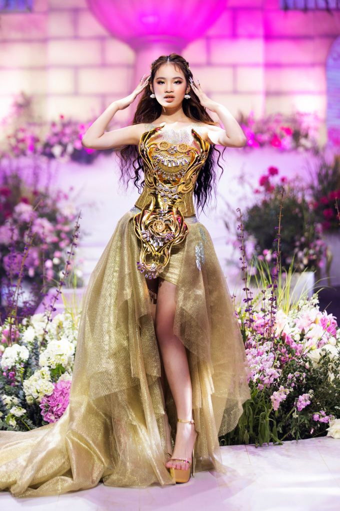 Siêu mẫu Quốc tế 2022 - Bùi Quỳnh Hoa hóa nữ thần Hy Lạp, diễn First Face BST của Lê Long Dũng - Thân Nguyễn An Kha