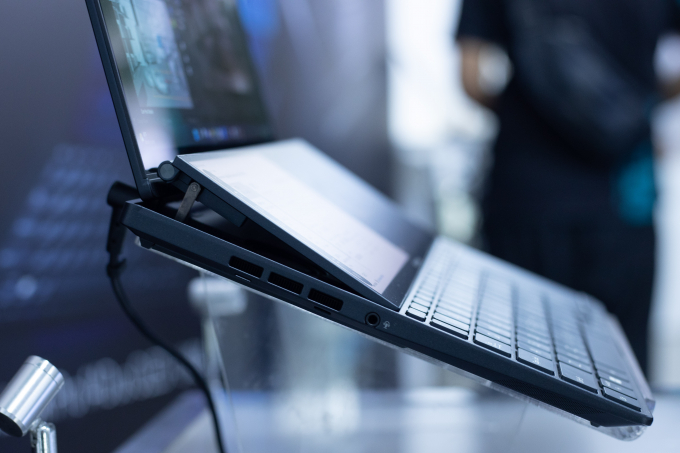 ASUS tung laptop 2 màn hình Zenbook Pro 14 Duo OLED cho creator, giá từ 57 triệu đồng