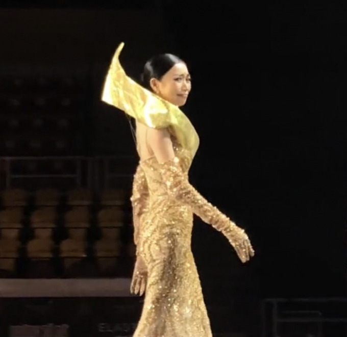 Ba Lùi Ngọc Thảo mang cả logo Miss Grand International lên sân khấu, xúc động bật khóc trước tình cảm của khán giả