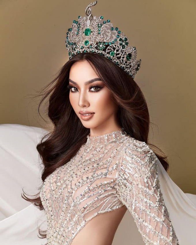 Hoa hậu Thùy Tiên đầy thần thái quyền lực trong bộ ảnh đội vương miện Miss Grand International 2022