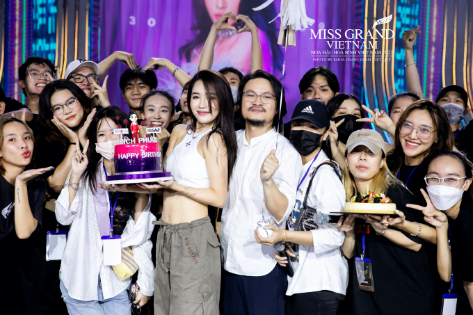 Đông Nhi rạng rỡ trên sân khấu tổng duyệt, Bích Phương khoe cơ bụng cực nét thềm chung kết Miss Grand Vietnam 2022