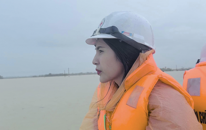 Ca sĩ Thủy Tiên lội nước, dầm mưa đến Nghệ An hỗ trợ bà con sau thiên tai