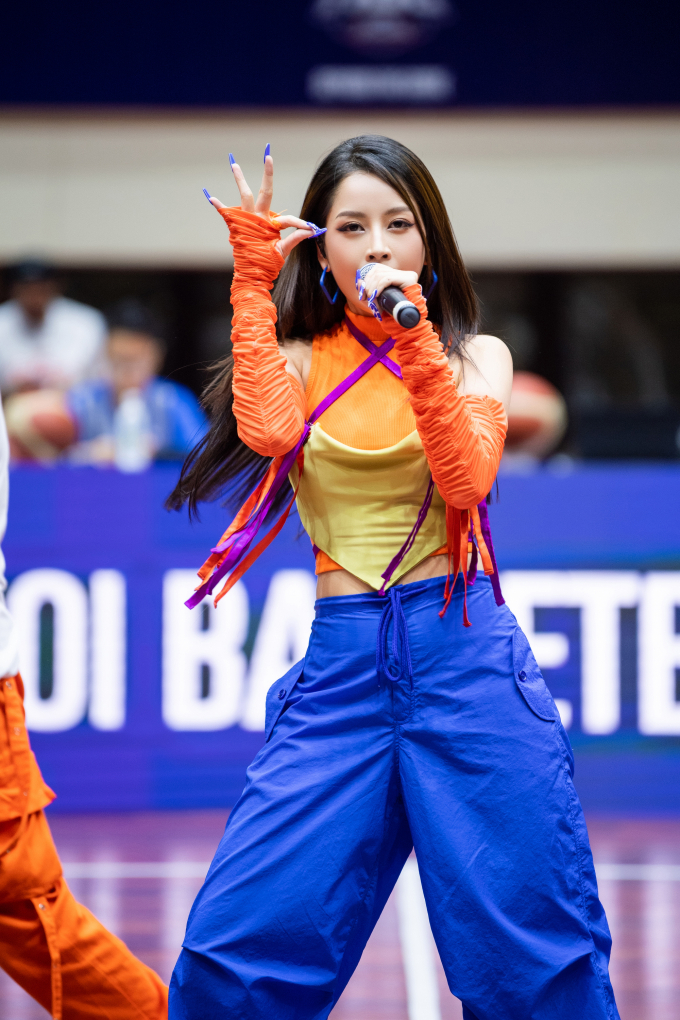 Hậu ồn ào xóa MV, Chi Pu lần đầu diễn live ca khúc Sashimi trên sân khấu cực bốc lửa