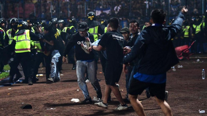 Thảm kịch bóng đá Indonesia: Đau lòng con số 32 trẻ em thiệt mạng