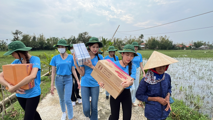 Vừa đăng quang, dàn á hậu Miss Grand Vietnam 2022 đi từ thiện miền Trung, không ngại khuân vác nặng nhọc