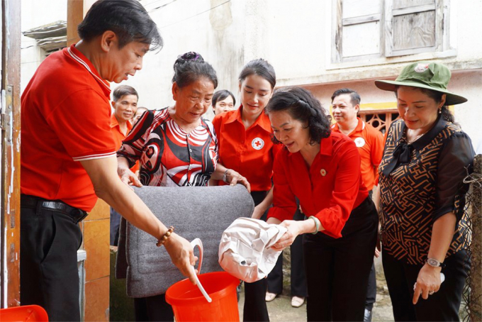 Nhã Phương đồng hành Hội Chữ thập đỏ cứu trợ bà con miền Trung