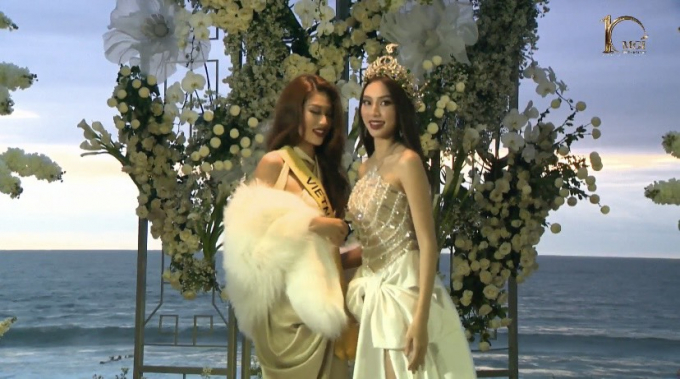 Đoàn Thiên Ân diện váy chặt chém tại buổi trao sash Miss Grand International 2022, tự hào hô vang Việt Nam
