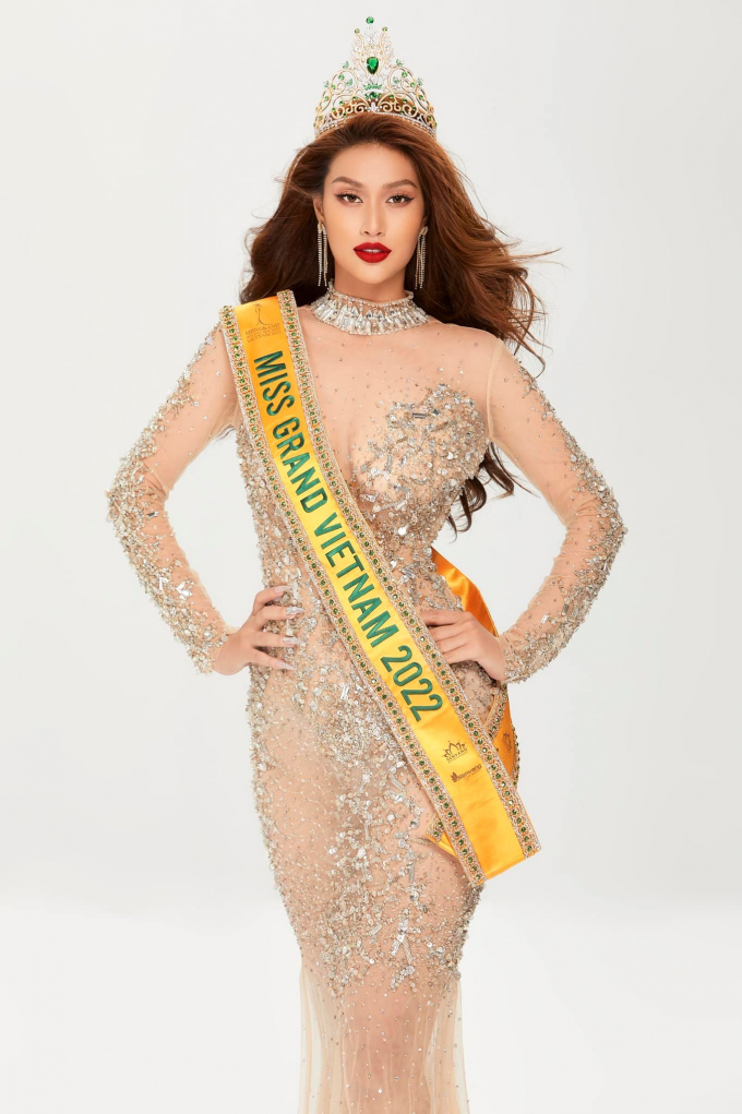 Hoa hậu Thiên Ân tự make-up siêu xinh, diện outfit tôn chiều cao, trụ vững Top 1 giải bình chọn Miss Grand International