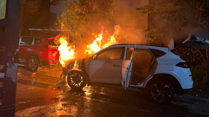 Ô tô đậu trước nhà ở TP.HCM nửa đêm bị người lạ đổ xăng, châm lửa đốt