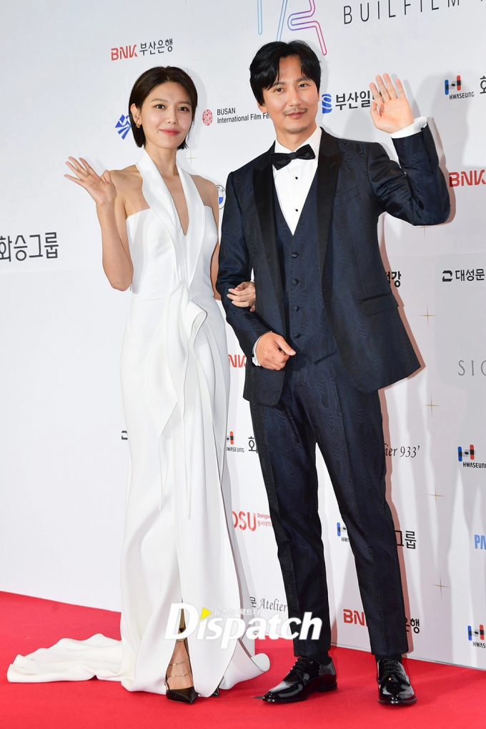 Sooyoung (SNSD) và dàn diễn viên nam thanh nữ tú đại náo thảm đỏ Buil Film Awards