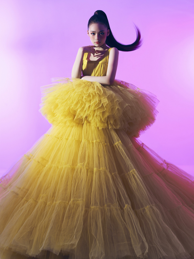 Bảo Hà pose dáng khó nhằn khi diện váy “siêu to khổng lồ” của NTK Nguyễn Minh Công, thần thái cuốn hút đến xiêu lòng