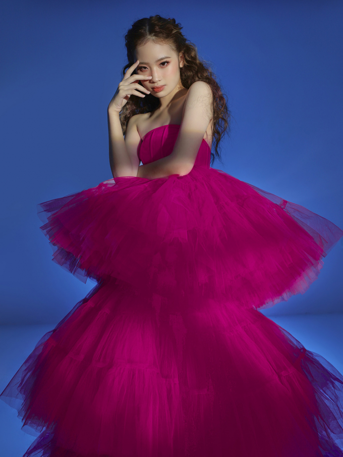 Bảo Hà pose dáng khó nhằn khi diện váy “siêu to khổng lồ” của NTK Nguyễn Minh Công, thần thái cuốn hút đến xiêu lòng