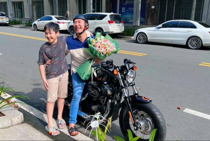 Sau 6 năm kiên trì xin vợ mua xe, Tiến Luật cười như được mùa khi được bà xã Thu Trang chốt đơn