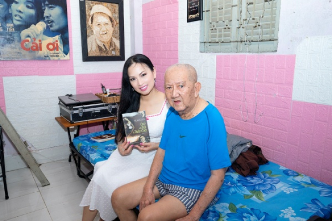 “Ca sĩ tỷ phú Hà Phương xúc động khi chứng kiến hoàn cảnh của 2 nghệ sĩ Mạc Can và Mai Thanh Dung 