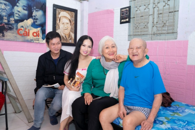 “Ca sĩ tỷ phú Hà Phương xúc động khi chứng kiến hoàn cảnh của 2 nghệ sĩ Mạc Can và Mai Thanh Dung 