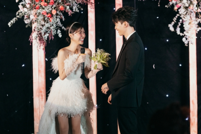 Đứng hình với clip cô dâu Diệu Nhi hát tặng chú rể Anh Tú trong tiệc tối đám cưới