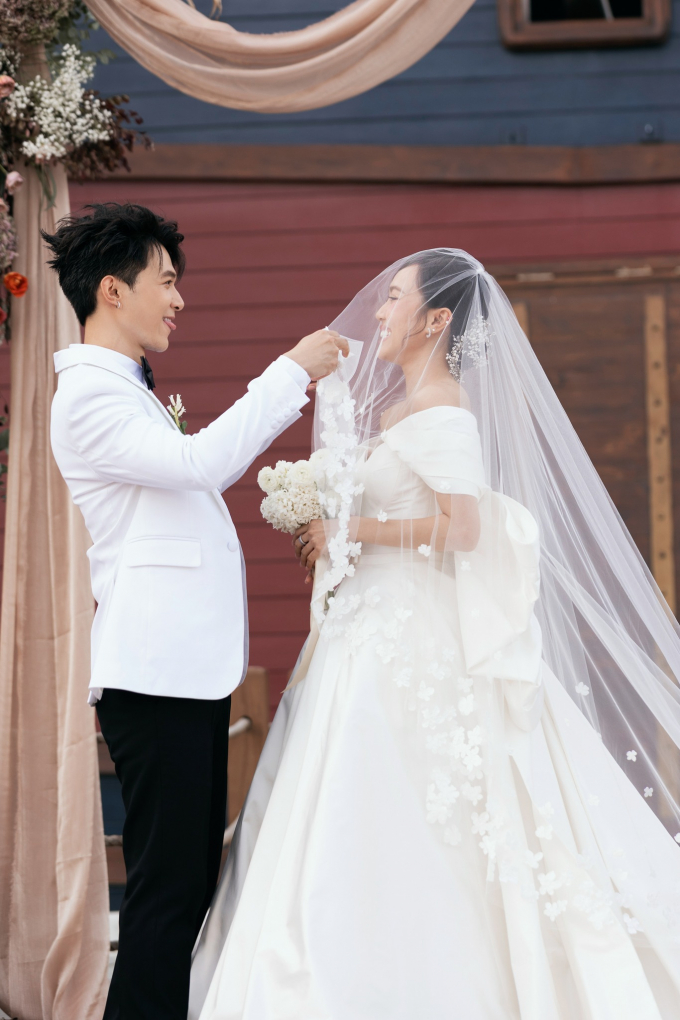 Diệu Nhi, Anh Tú xả kho loạt ảnh hôn lễ: Vợ chồng hạnh phúc nắm chặt tay nhau ngày chính thức thành đôi
