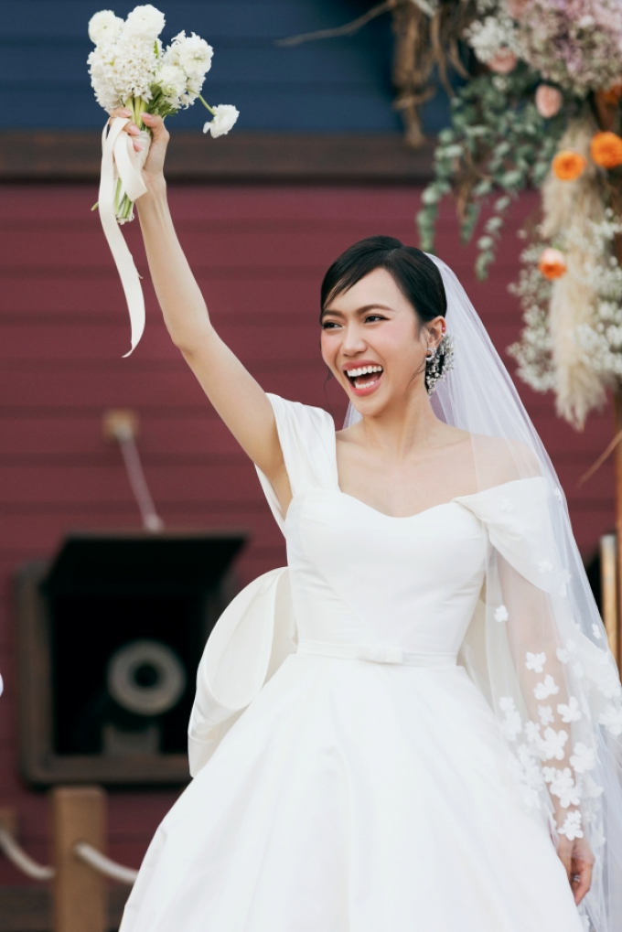 Đông Nhi giải thích ra sao khi vắng mặt tại đám cưới em gái ruột Diệu Nhi?