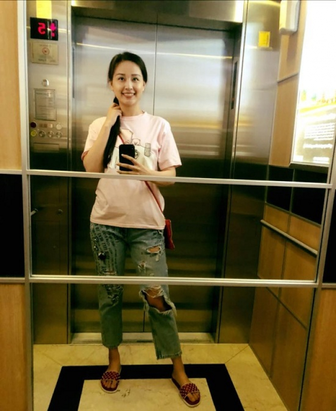 Mai Phương Thúy tung ảnh đi chơi cùng bạn, mặt mộc xinh không tì vết nhưng trang phục mới đáng chú ý