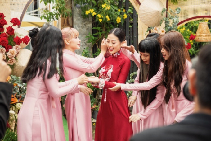 Lễ vu quy Liêu Hà Trinh: Trang phục cô dâu lấy cảm hứng từ áo dài cung đình của Nam Phương Hoàng Hậu