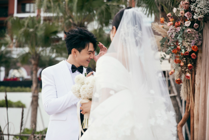 Diệu Nhi, Anh Tú xả kho loạt ảnh hôn lễ: Vợ chồng hạnh phúc nắm chặt tay nhau ngày chính thức thành đôi