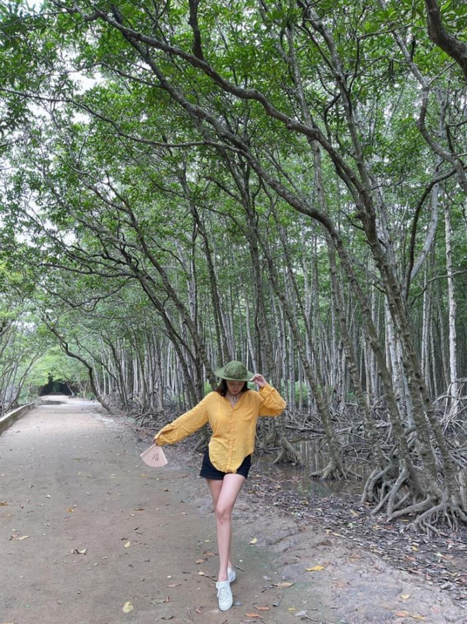 Mai Phương Thúy tung ảnh đi chơi cùng bạn, mặt mộc xinh không tì vết nhưng trang phục mới đáng chú ý