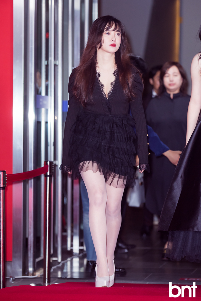 Nàng Cỏ Goo Hye Sun khiến khán giả bất ngờ vì diện váy giá rẻ 27 USD trên thảm đỏ