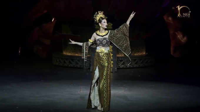 Đoàn Thiên Ân tỏa sáng tại show Trang phục truyền thống Indonesia, thần thái quyền lực lấn lướt dàn đối thủ