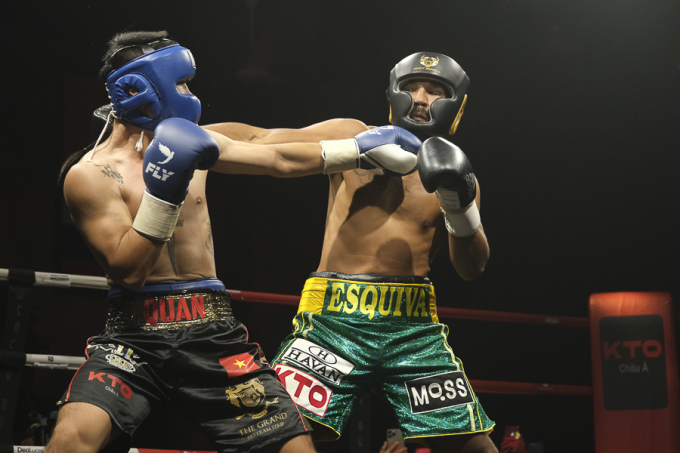 Ngỡ ngàng Đinh Hồng Quân trụ vững trước ông hoàng knock-out boxing thế giới