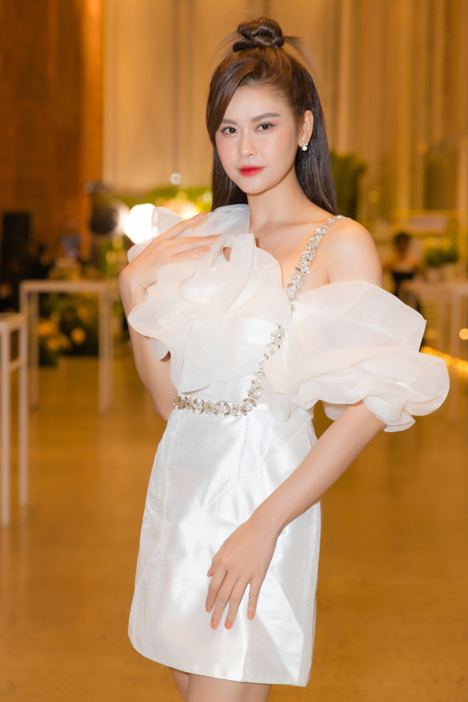 Đám cưới MC Liêu Hà Trinh: Đông Nhi - Ông Cao Thắng, Nhã Phương cùng dàn sao Việt lên đồ lộng lẫy đến chúc mừng