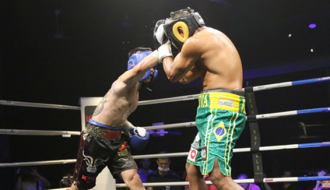 Ngỡ ngàng Đinh Hồng Quân trụ vững trước ông hoàng knock-out boxing thế giới