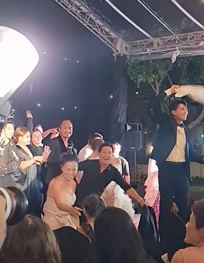 Dàn sao Việt quậy tưng bừng sau lễ cưới Diệu Nhi, Đông Nhi bất ngờ xuất hiện trên sân khấu giao lưu văn nghệ?