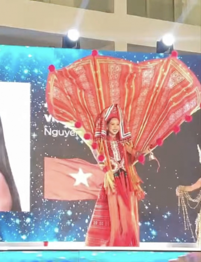 Bảo Ngọc trình diễn trang phục dân tộc Cô em Dao đỏ xuất thần, chuẩn điểm 10 tại Miss Intercontinental