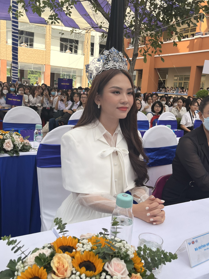 Hoa hậu Mai Phương khoe vẻ đẹp trong trẻo ngày về thăm trường, trao học bổng cho sinh viên có thành tích tốt