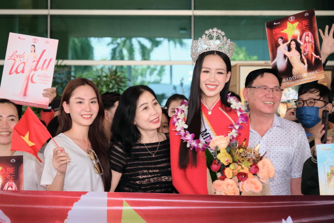 Mai Phương tặng bánh kem chúc mừng Miss Intercontinental - Bảo Ngọc, Minh Triệu ra tận sân bay đón học trò cưng