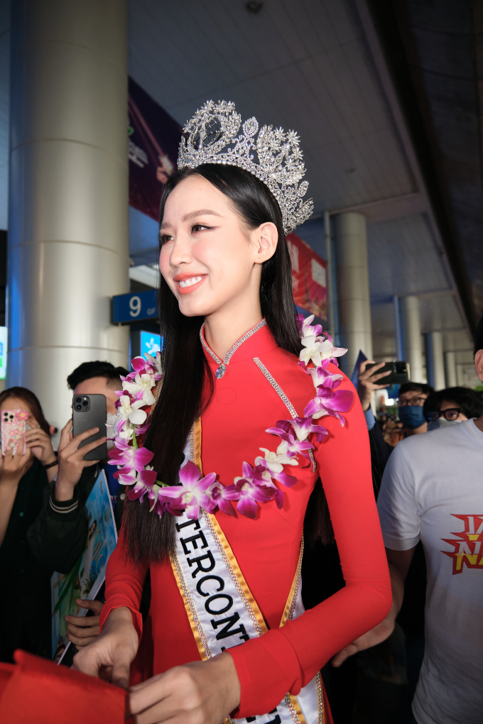 Miss Intercontinental 2022 - Bảo Ngọc đội vương miện “siêu to” về Việt Nam, vỡ òa hạnh phúc trong vòng tay fans