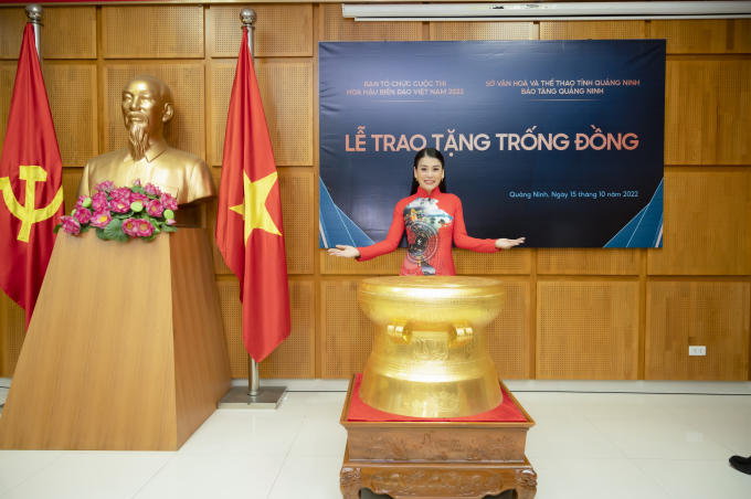 Hoa hậu Biển đảo Việt Nam 2022 tặng trống đồng cho Bảo tàng Quảng Ninh, cùng dàn thí sinh hoạt động bảo vệ môi trường.