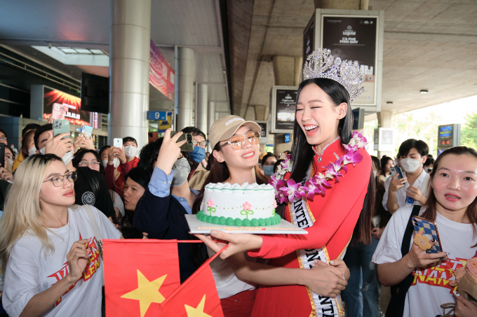 Mai Phương tặng bánh kem chúc mừng Miss Intercontinental - Bảo Ngọc, Minh Triệu ra tận sân bay đón học trò cưng