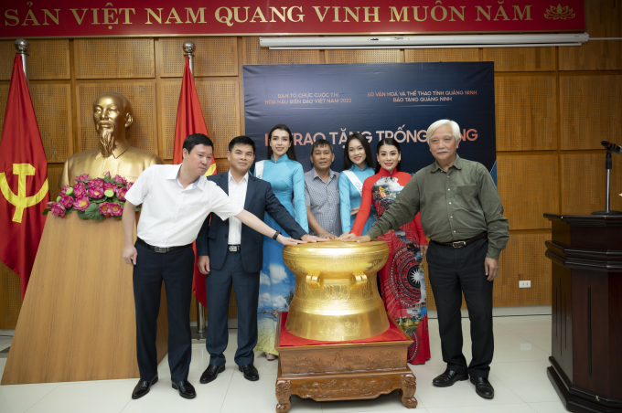 Hoa hậu Biển đảo Việt Nam 2022 tặng trống đồng cho Bảo tàng Quảng Ninh, cùng dàn thí sinh hoạt động bảo vệ môi trường.