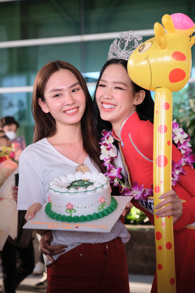 Mai Phương tặng bánh kem chúc mừng Miss Intercontinental - Bảo Ngọc, Minh Triệu ra tận sân bay đón học trò cưng